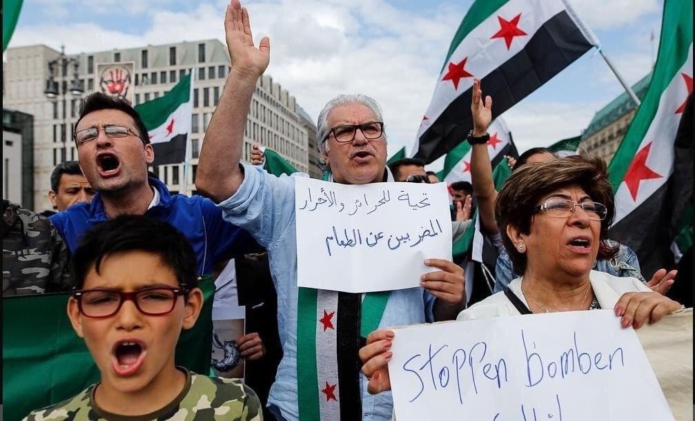 عبد الحكيم قطيفان يرقص احتفالاً بسقوط بشار الأسد (فيديو)