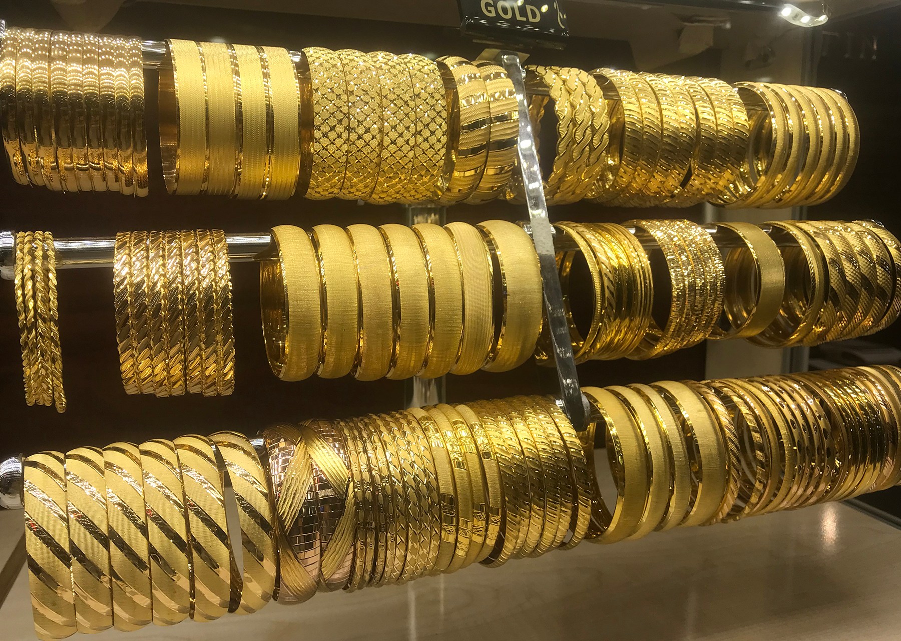 انخفاض أسعار الذهب محلياً اليوم الاثنين