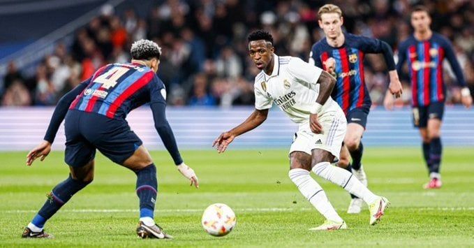 "كلاسيكو" مثير يحسم لقب كأس السوبر الإسباني في جدة