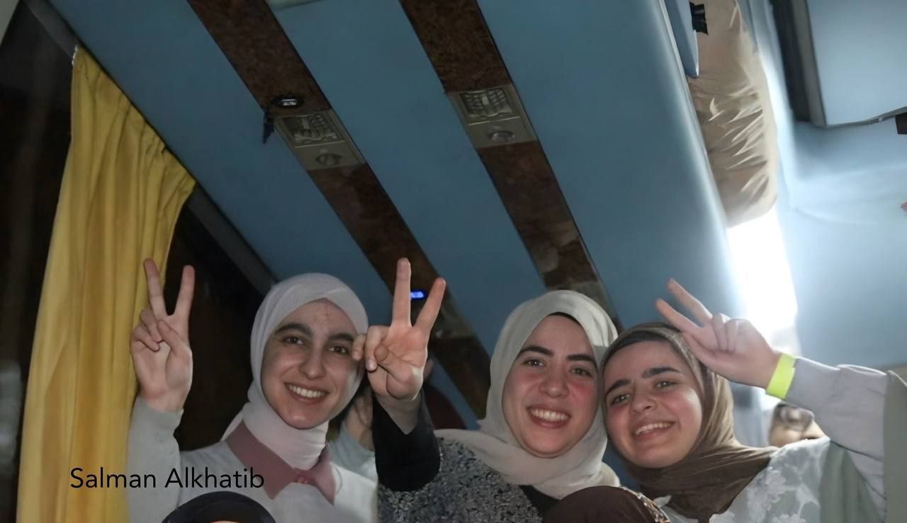 دموع الفرح وأيادي الأسيرات ترفع إشارة النصر .. صور