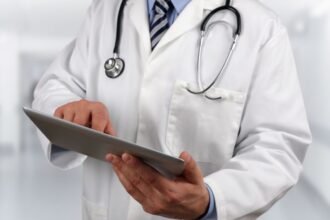 عاجل | نقابة الأطباء ترفض تطبيق البصمة وتدعو لالتزام الاتفاقيات