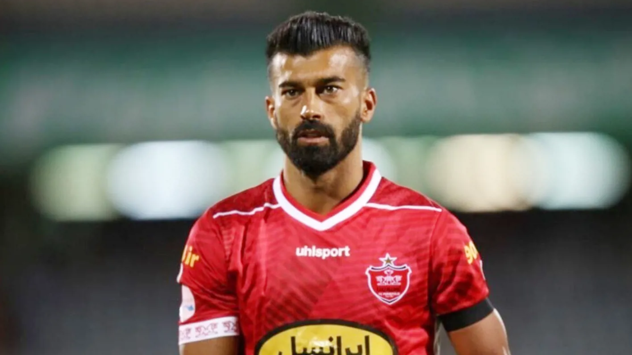 عاجل| عناق مشجعة يضع لاعب كرة قدم تحت التحقيق في إيران