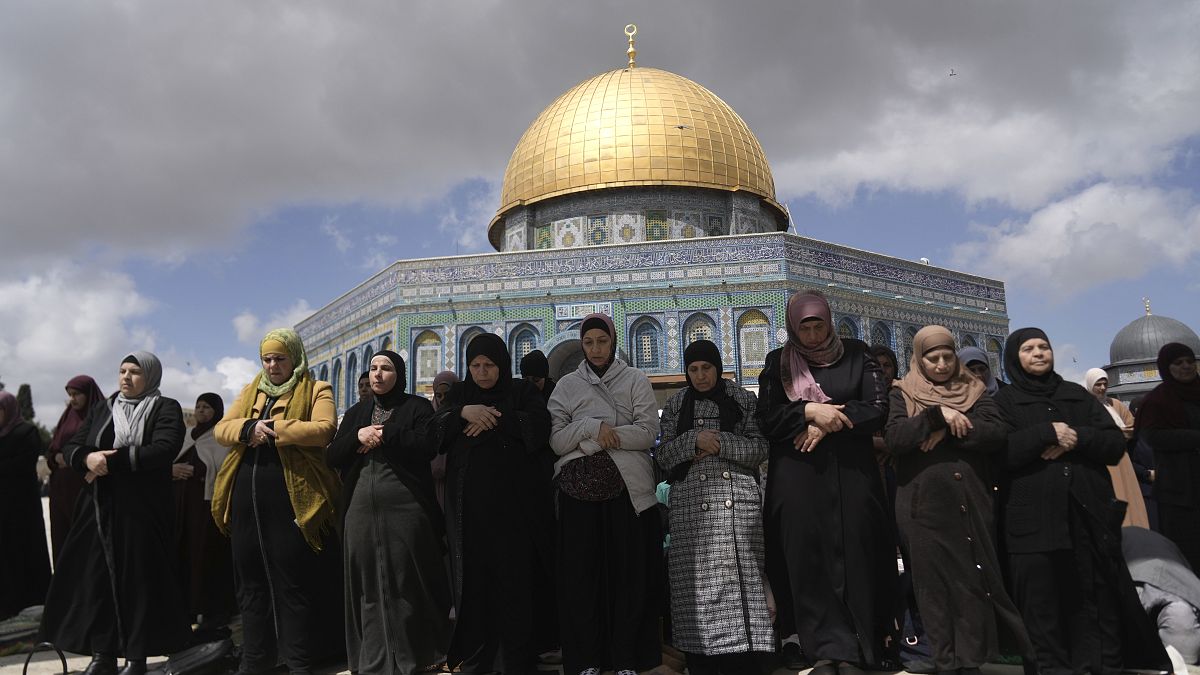 الآلاف يؤدون صلاة الجمعة في المسجد الأقصى رغم قيود الاحتلال المشددة