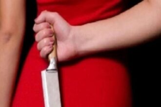 ممرضة مصرية تطعن شاباً في الشارع دفاعاً عن شرفها بعد محاولته ابتزازها