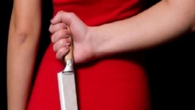 ممرضة مصرية تطعن شاباً في الشارع دفاعاً عن شرفها بعد محاولته ابتزازها