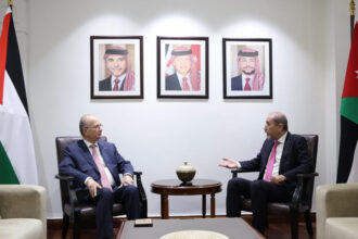 الصفدي يلتقي رئيس الوزراء الفلسطيني في عمان لبحث جهود السلام