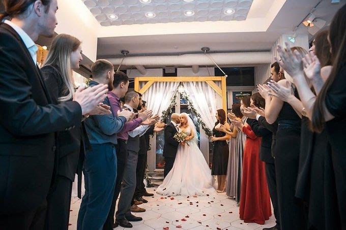 لاعب يعلن زواجه من دمية... هل هي الحب الحقيقي أم مجرد لعبة؟
