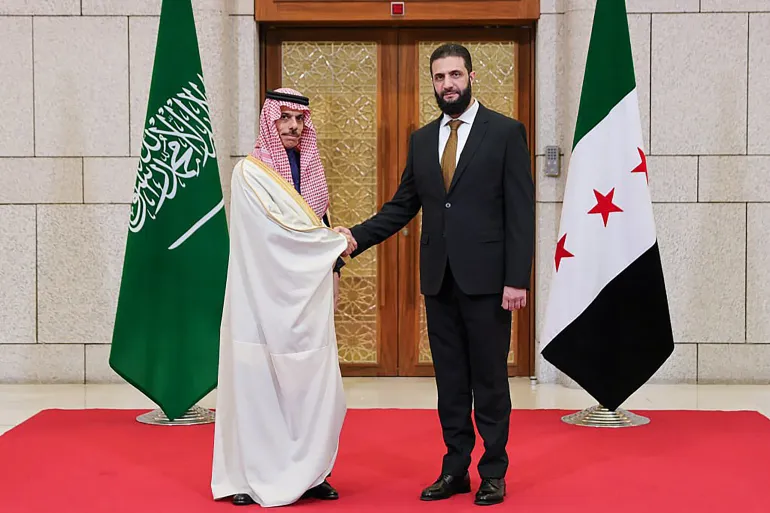 الشرع يستقبل وزير الخارجية السعودي لبحث رفع العقوبات