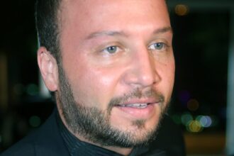 مكسيم خليل يوجه رسالة مؤثرة للسوريين: الأمل والتكاتف لبناء سوريا المستقبل