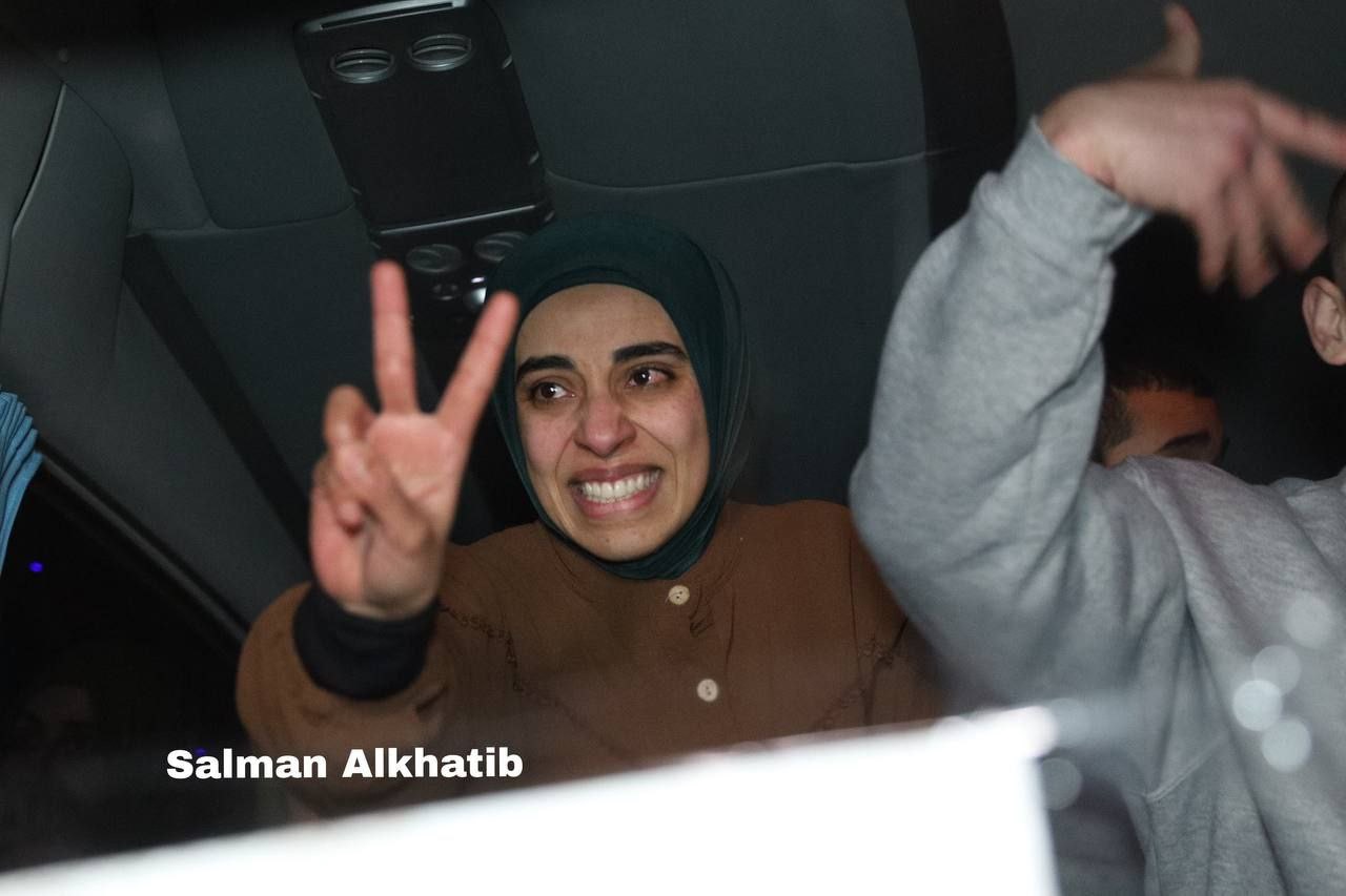 دموع الفرح وأيادي الأسيرات ترفع إشارة النصر .. صور