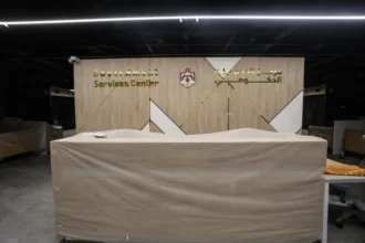 الزعبي تتابع سير العمل في مركز الخدمات الحكومي بجرش