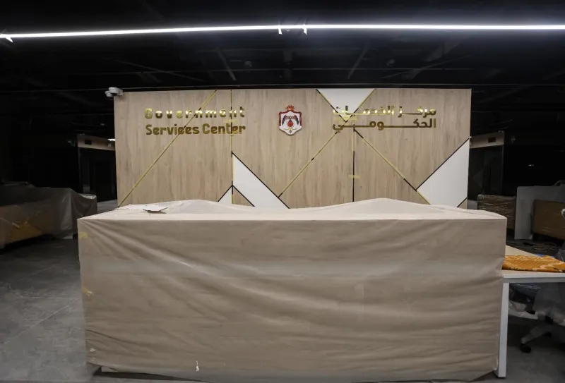 الزعبي تتابع سير العمل في مركز الخدمات الحكومي بجرش