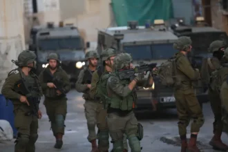 قوات الاحتلال تحرق منازل وتعتقل فلسطينيين في جنين