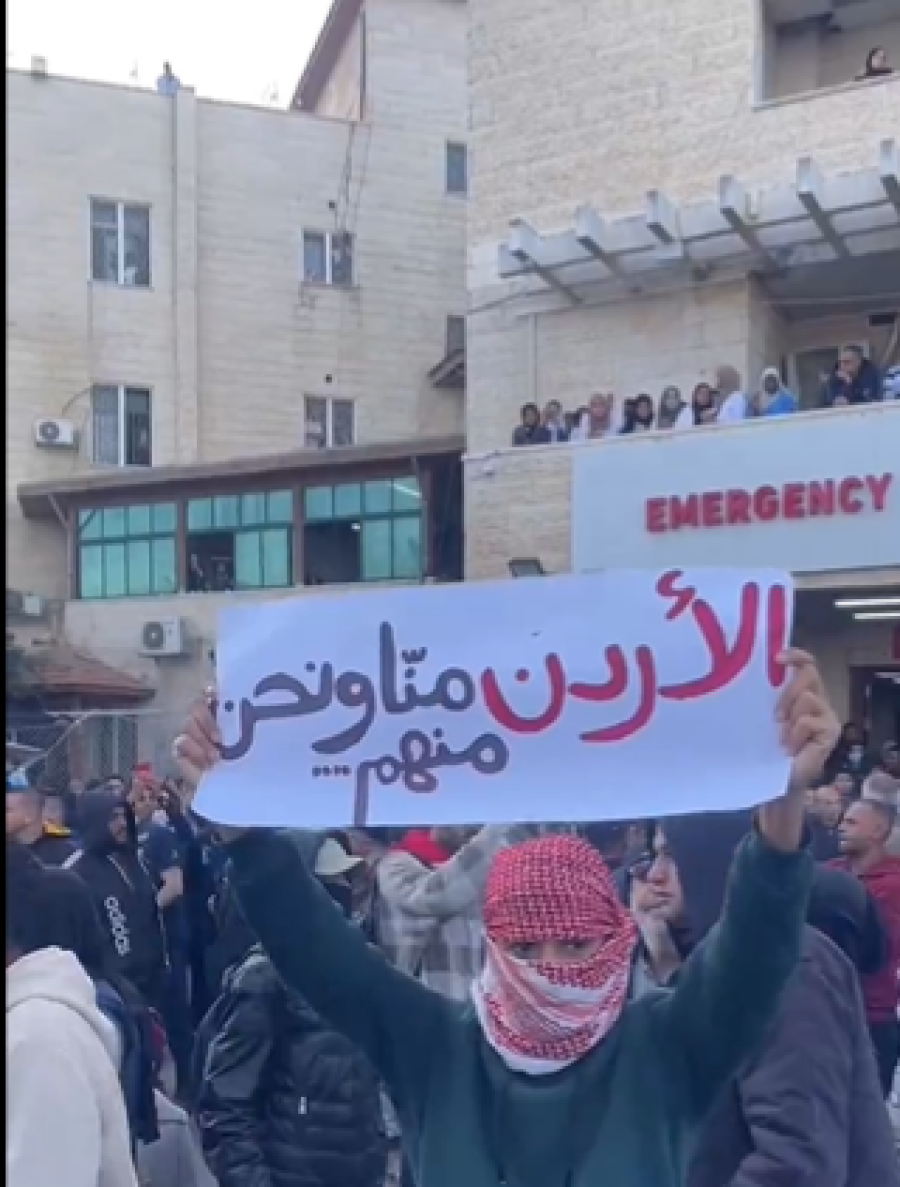 شاب غزّي يحمل لافتة "الأردن منا ونحن منهم" تغزو منصات التواصل الاجتماعي