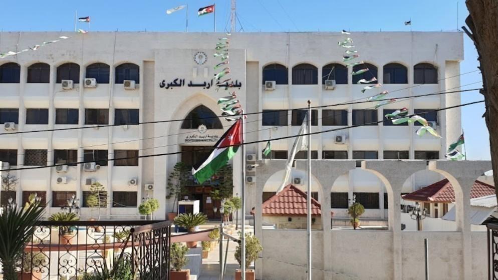 بلدية إربد تبدأ حملة لإزالة اللوحات الإعلانية غير المرخصة