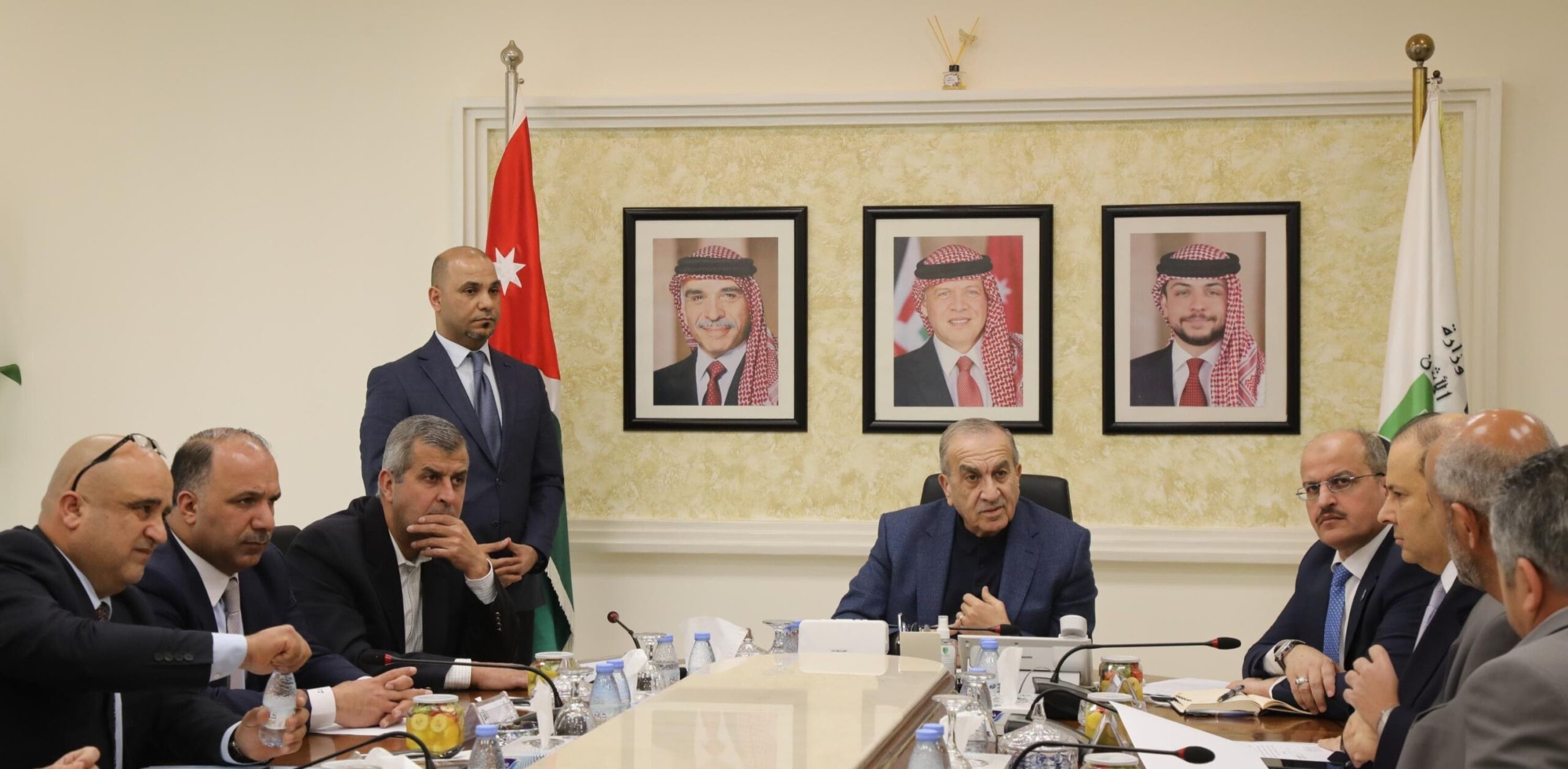 اجتماع حكومي لضمان توريد كميات كافية من الإسفلت في المملكة