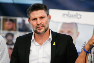 سموتريتش يهدد بالاستقالة إذا لم تُستأنف العمليات العسكرية في غزة
