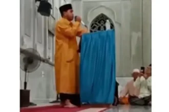 شاهد وفاة قارئ إندونيسي أثناء تلاوته القرآن