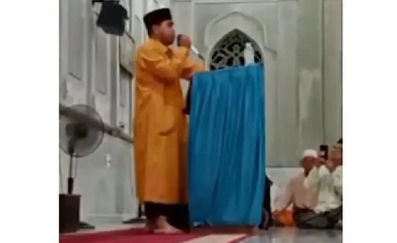 شاهد وفاة قارئ إندونيسي أثناء تلاوته القرآن