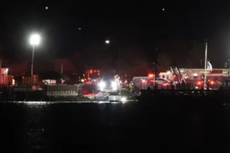 حادث غامض في أمريكا ..اصطدام طائرة ركاب بمروحية عسكرية وسقوطهما