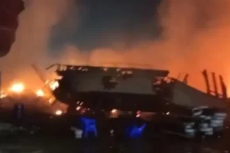 لحظات مرعبة.. حريق هائل يلتهم السفن في السويس ويترك آثارًا كارثية( فيديو)