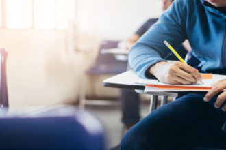 طلبة التوجيهي يواصلون التقدم لامتحانات الدورة التكميلية