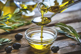 كيف يؤثر تخزين زيت الزيتون على جودته؟ خبراء يوضحون