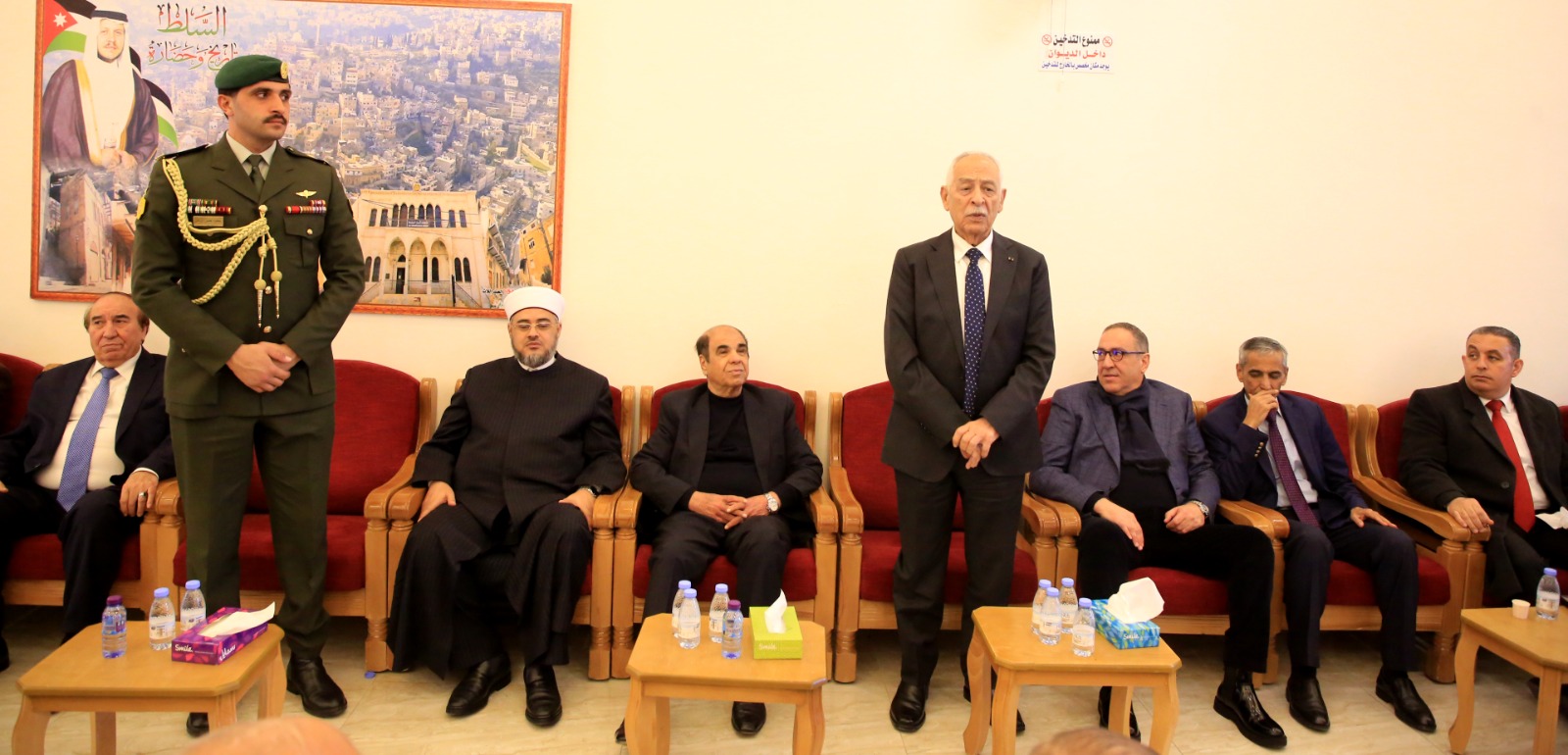 صورة حول : عاجل | مندوبا عن الملك وولي العهد.. العيسوي يعزي المساعدة والعبداللات عاجل | مندوبا عن الملك وولي العهد.. العيسوي يعزي المساعدة والعبداللات