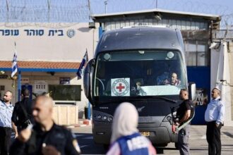 إسرائيل تفرج عن 110 أسرى فلسطينيين في صفقة تبادل