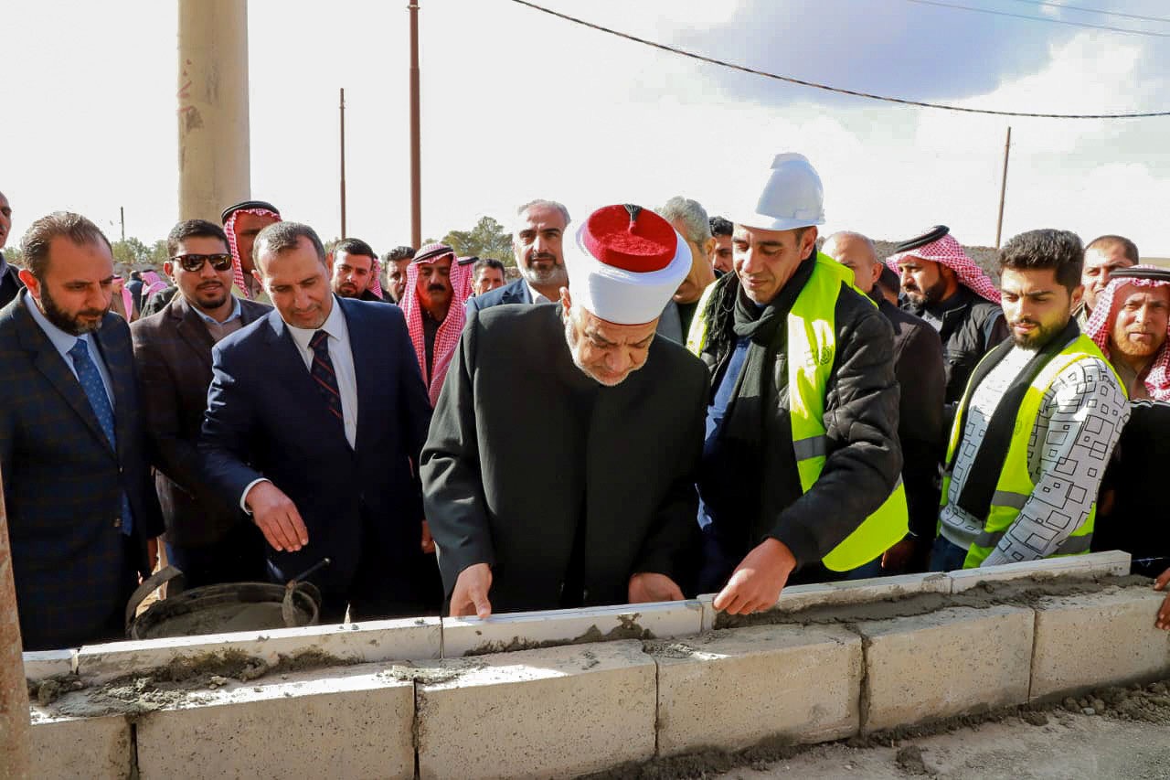 وزير الأوقاف يضع حجر الأساس لمشروع قاعة في أم القطين