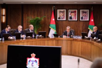 الحكومة تقر تعديلات للإجازة بدون راتب في القطاع العام