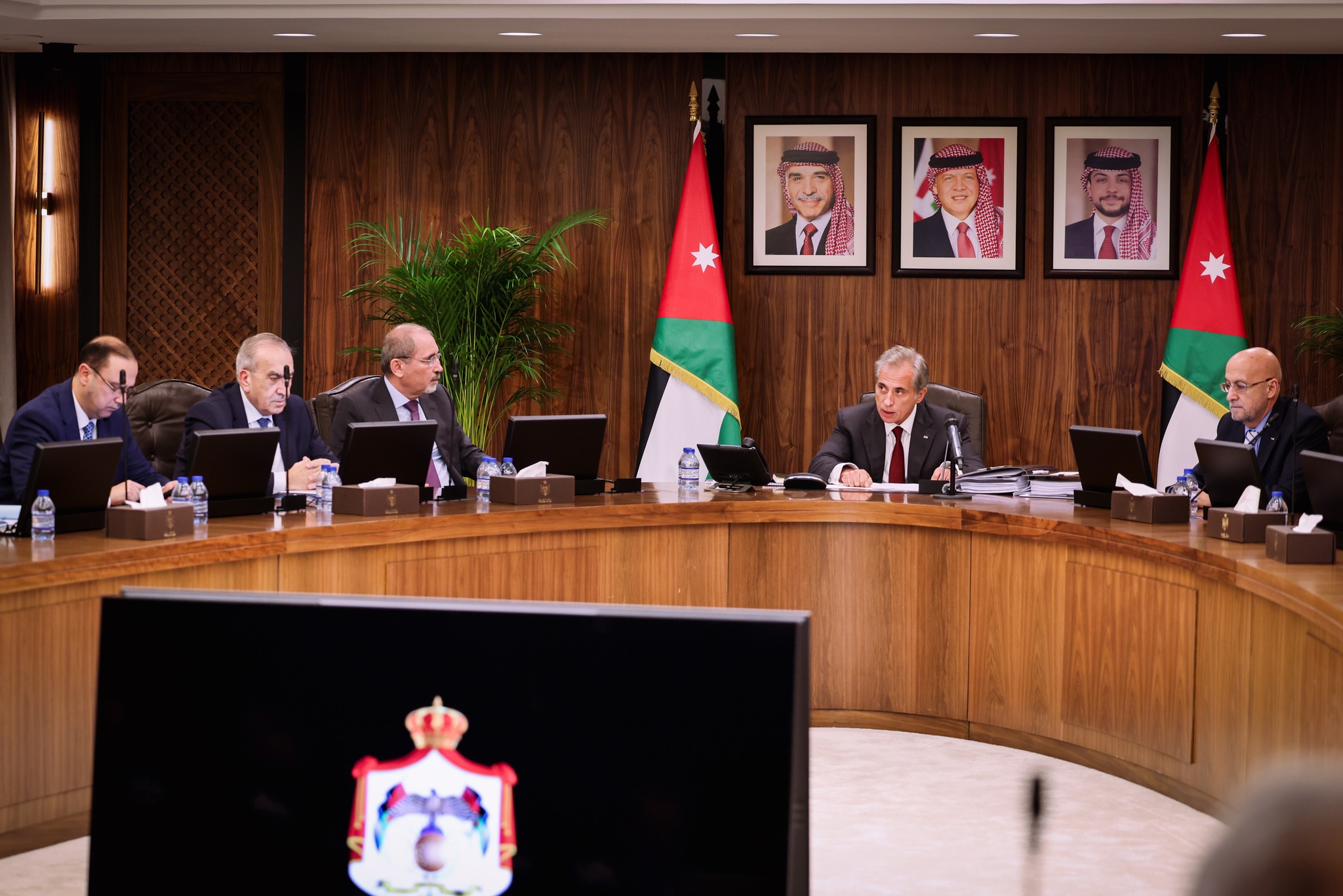 الحكومة تقر تعديلات للإجازة بدون راتب في القطاع العام