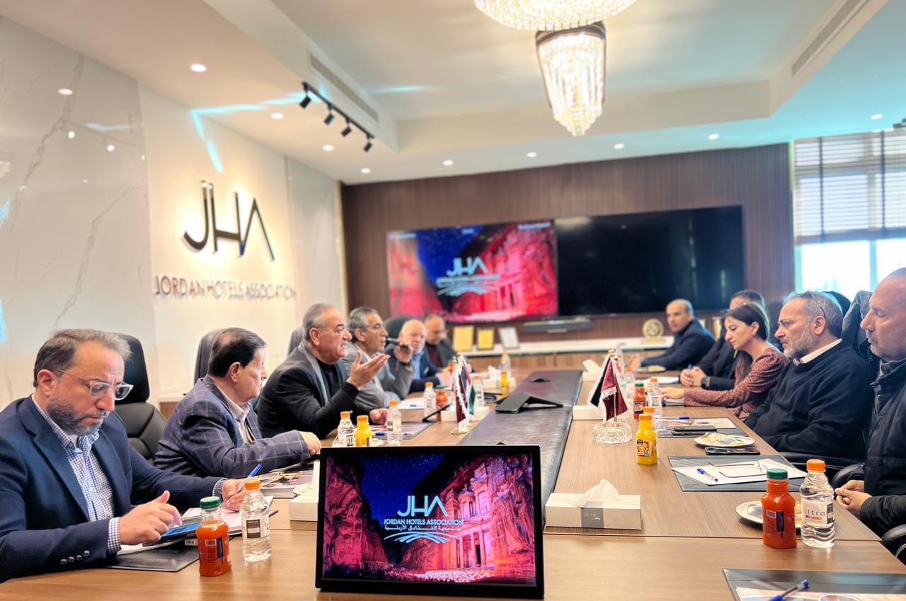 رئيس جمعية الفنادق يستقبل لجنة السياحة .. صور
