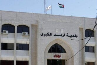 بلدية إربد تنجز تعبيد شارع عمان رغم التحديات