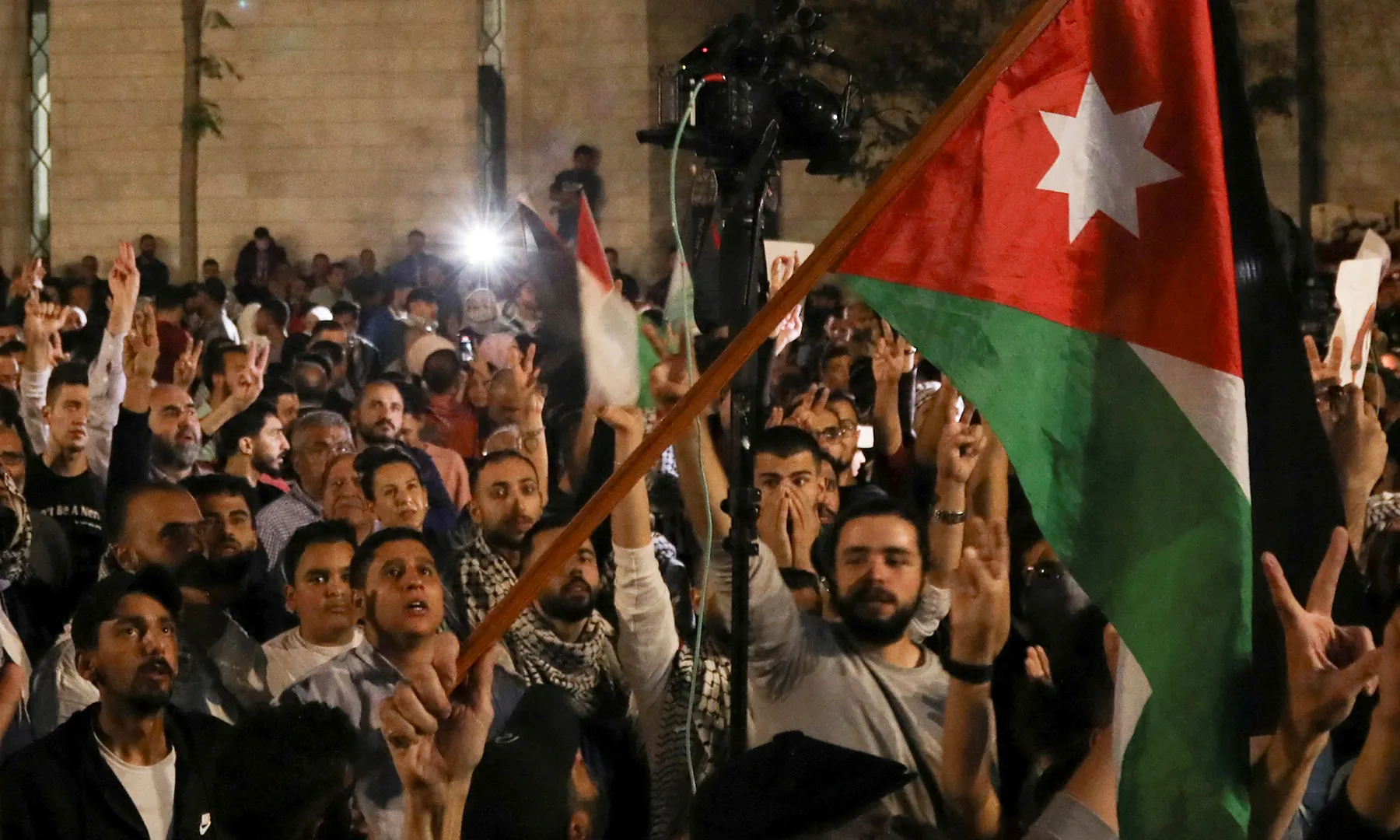 إسرائيل تفرض قيوداً على مظاهر الفرح وتقتحم منزل الأسيرة زينة