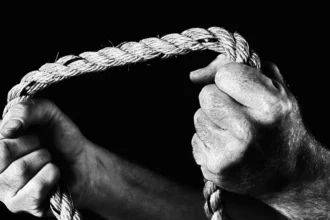 عاجل | مقتل رجل على يد آخر بسبب نظرة لزوجته في عمان