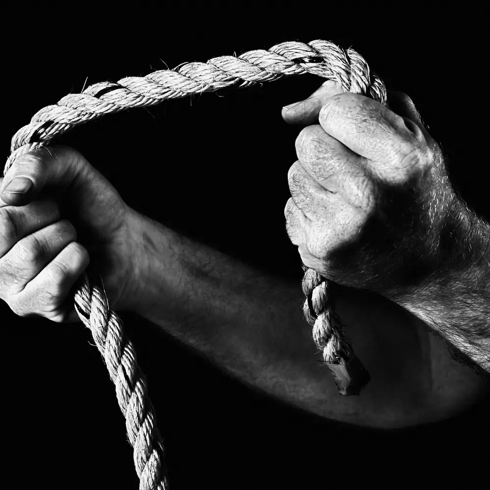 عاجل | مقتل رجل على يد آخر بسبب نظرة لزوجته في عمان