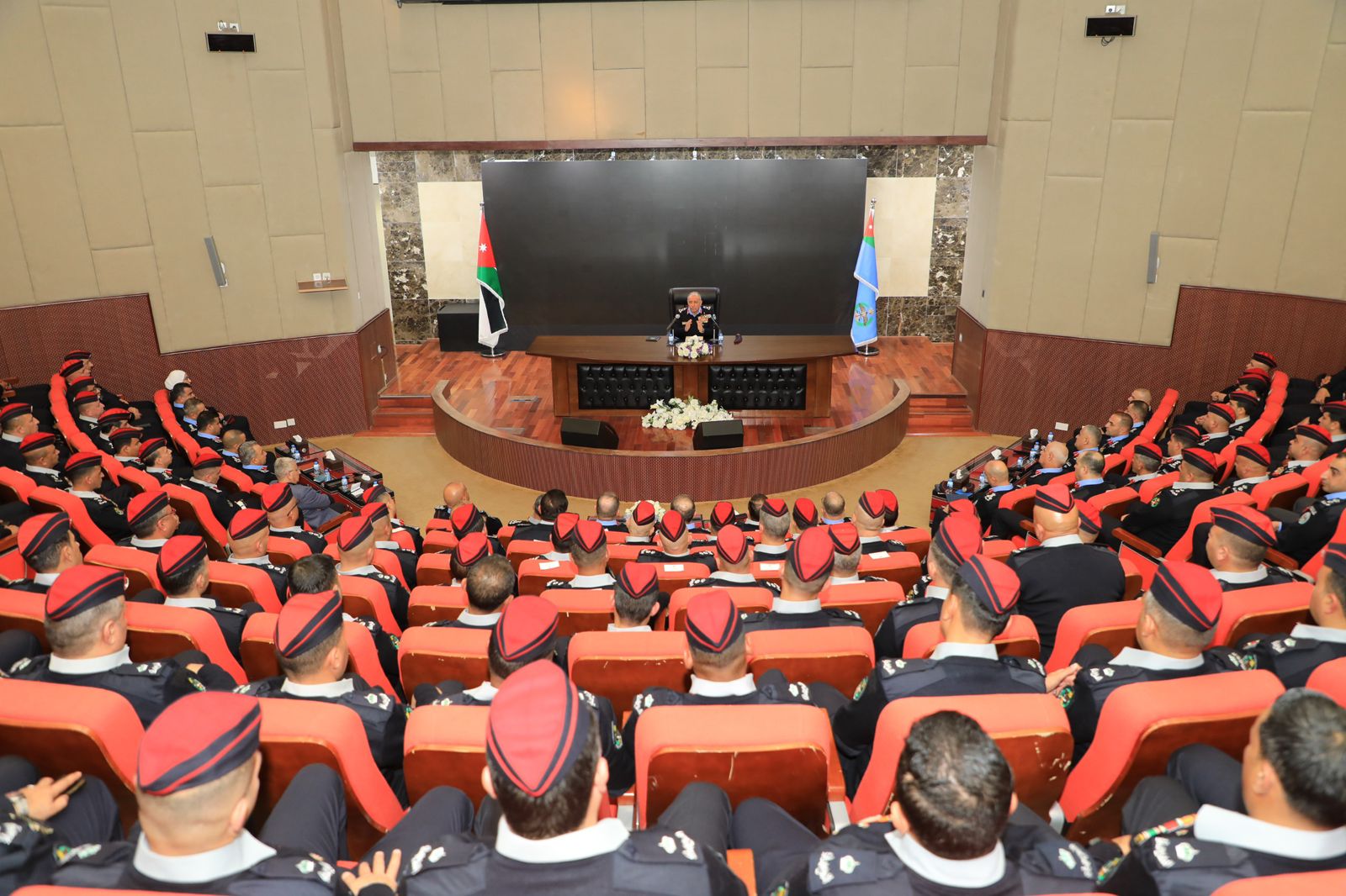 مدير الأمن العام يلتقي مدراء ورؤساء مراكز الدفاع المدني ويشيد بجهودهم المميزة