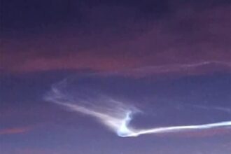 خطوط بيضاء غريبة تملأ سماء الأردن.. ما سر هذه الظاهرة المدهشة؟ خبير فلكي يوضح
