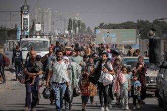 بتكبيرات العيد.. عشرات الآلاف يعودون إلى شمال غزة(فيديو)