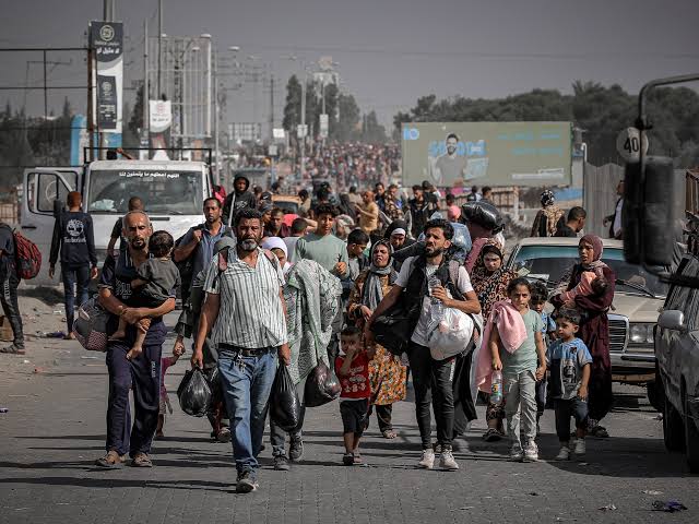 بتكبيرات العيد.. عشرات الآلاف يعودون إلى شمال غزة(فيديو)