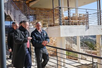 رئيس الوزراء يزور مواقع تنموية في عجلون ويؤكد دعم الحكومة للتطوير"