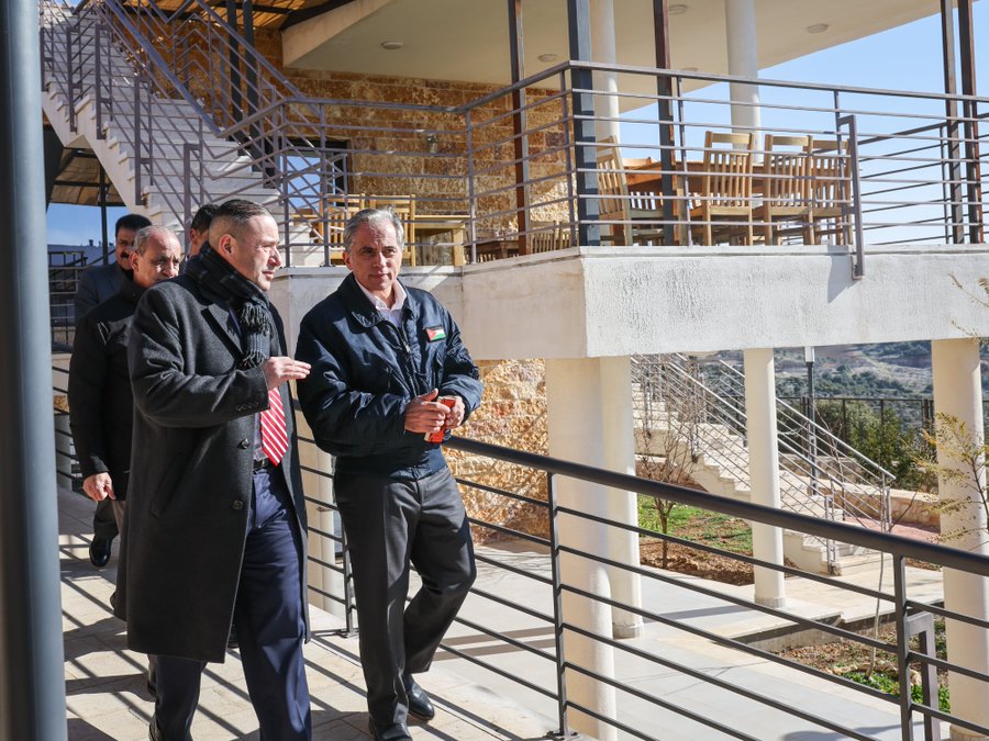 رئيس الوزراء يزور مواقع تنموية في عجلون ويؤكد دعم الحكومة للتطوير"
