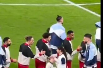 محمد صلاح يتعرض لموقف طريف مع طفلة قبل مباراة ليفربول وتوتنهام(فيديو)