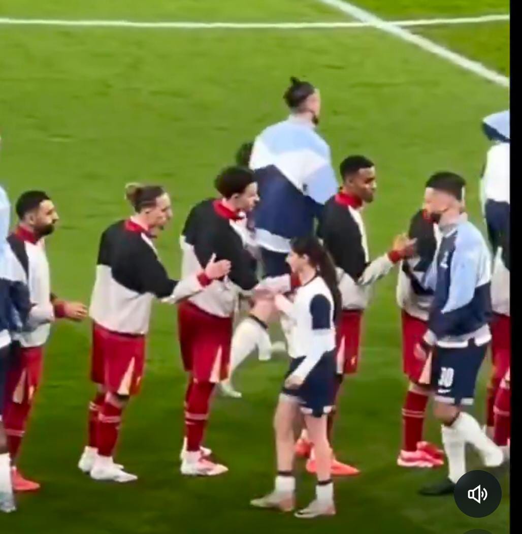محمد صلاح يتعرض لموقف طريف مع طفلة قبل مباراة ليفربول وتوتنهام(فيديو)