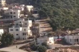 جلالة الملك عبدالله الثاني يصل إلى دارة اللواء المتقاعد عبدالله شديفات ( فيديو)