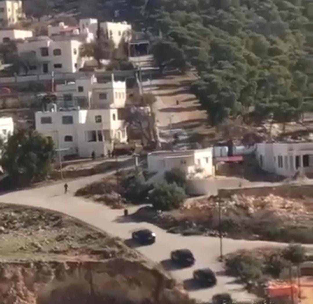 جلالة الملك عبدالله الثاني يصل إلى دارة اللواء المتقاعد عبدالله شديفات ( فيديو)