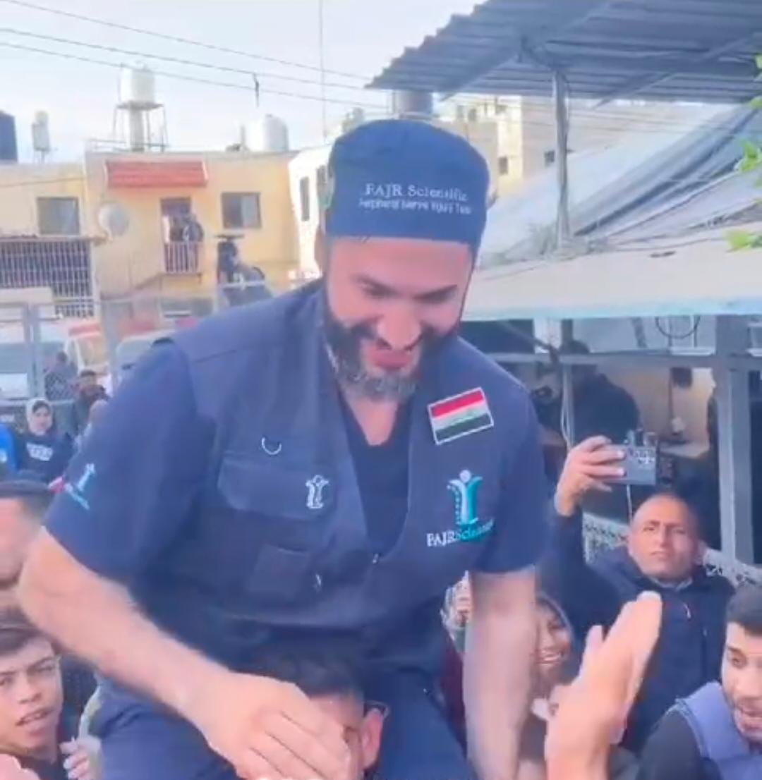 غزة تكرّم الطبيب العراقي محمد طاهر بعد وقف الحرب تقديرًا لدوره البطولي في إنقاذ المصابين(فيديو)