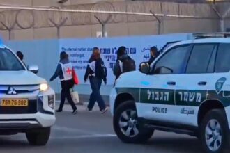شاهد وصول وفد الصليب الأحمر إلى سجن عوفر لاستلام الأسرى الفلسطينيين