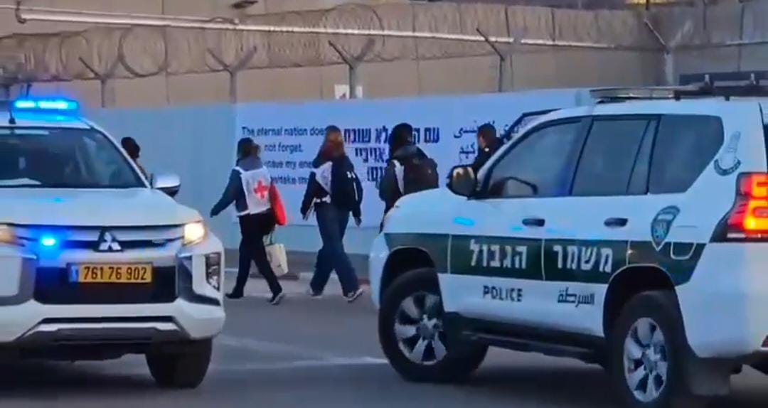 شاهد وصول وفد الصليب الأحمر إلى سجن عوفر لاستلام الأسرى الفلسطينيين